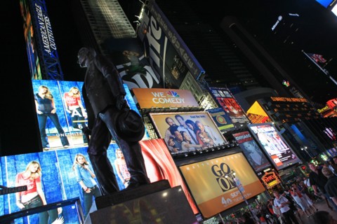 usa, etat de New York, New York City, Manhattan, Midtown, Broadway, vers Times Square, neons, nuit,