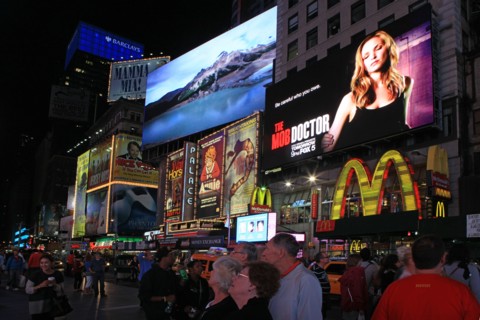 usa, etat de New York, New York City, Manhattan, Midtown, Broadway, vers Times Square, neons, nuit,