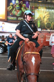 usa, etat de New York, New York City, Manhattan, Broadway, vers Times Square, police a cheval,