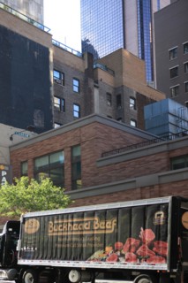 usa, etat de New York, New York City, Manhattan, Broadway, vers Rockfeller Center, buildings, rue, truck,