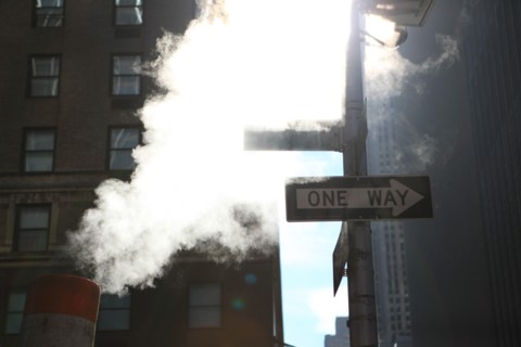 usa, etat de New York, New York City, Manhattan, Broadway, vers Rockfeller Center, buildings, rue, chauffage urbain, fumee,