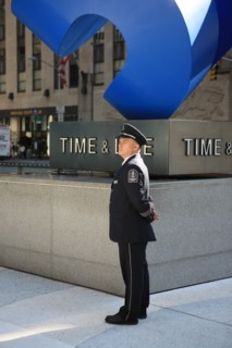 usa, etat de New York, New York City, Manhattan, Broadway, vers Rockfeller Center, buildings, rue, vigile,