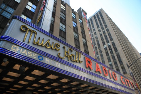 usa, etat de New York, New York City, Manhattan, Broadway, vers Rockfeller Center, buildings, rue, radio city, music hall,