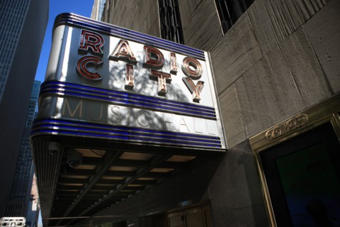 usa, etat de New York, New York City, Manhattan, Broadway, vers Rockfeller Center, buildings, rue, radio city, music hall,