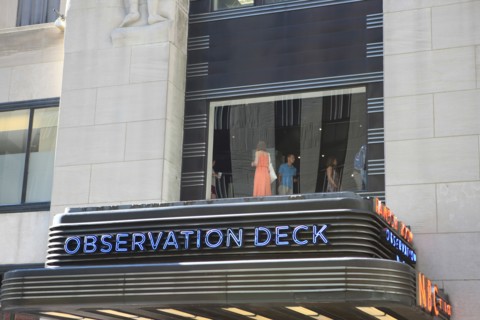 usa, etat de New York, New York City, Manhattan, Broadway, vers Rockfeller Center, buildings, rue,