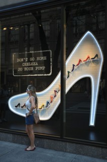 usa, etat de New York, New York City, Manhattan, Broadway, vers Rockfeller Center, buildings, rue, magasin, chaussures,