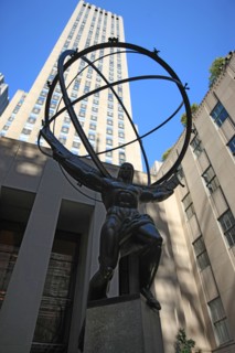 usa, etat de New York, New York City, Manhattan, Broadway, vers Rockfeller Center, buildings, rue, sculpture,