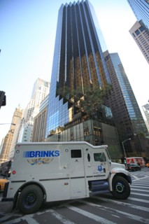 usa, etat de New York, New York City, Manhattan, Broadway, vers Rockfeller Center, buildings, rue, fourgon blinde, brinks,