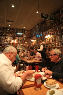 usa, etat de New York, New York City, Manhattan, Broadway, vers Rockfeller Center, buildings, rue, , carnegie delicatessen restaurant, burger, pastrami,