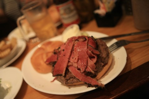 usa, etat de New York, New York City, Manhattan, Broadway, vers Rockfeller Center, buildings, rue, , carnegie delicatessen restaurant, burger, pastrami,