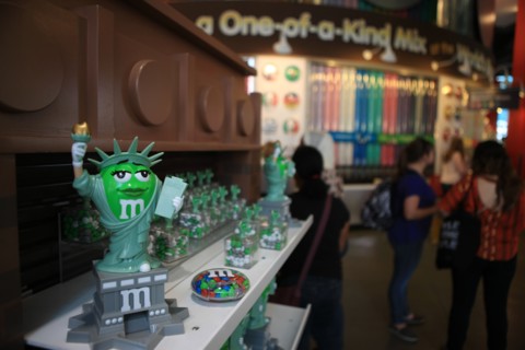 usa, etat de New York, New York City, Manhattan, Broadway, vers Rockfeller Center, buildings, rue, , Times Square, m&m's