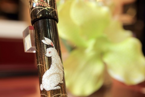 France, ile de france, paris 8e arrondissement, 38 rue de l'Arcade, boutique plume et bille, stylos de luxe, maroquinerie, detail stylo japonais laque : naimiki, 
Date : 2011-2012