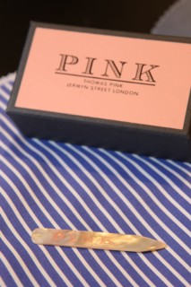 France, ile de france, paris 8e arrondissement, 19 rue francois 1er, boutique thomas pink, baleine de chemise nacree, 
Date : 2011-2012