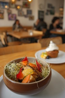 France, ile de france, paris 9e arrondissement, 12 rue de trevise, restaurant supernature, biologique, carrot cake et salade vegetarienne, 
Date : 2011-2012