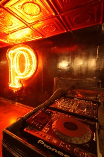 France, ile de france, paris 10e arrondissement, 39 rue des petites ecuries, pompon, bar, club, platine, dj, 
Date : 2011-2012