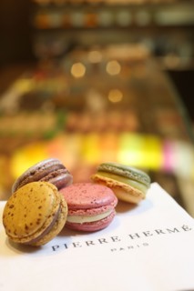 France, ile de france, paris 1er arrondissement, 6 rue cambon, boutique pierre herme, macarons, chocolat, patisserie, 
Date : 2011-2012