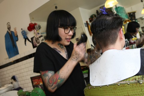 France, ile de france, paris 11e arrondissement, 3 rue saint sabin, salon de coiffure rock : ultra, tatouages, 
Date : 2011-2012