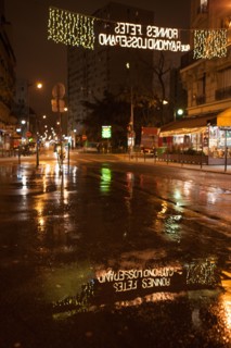france, ile de france, paris, 14e arrondissement, nuit, matin, rue didot, decoration de noel, detail mur, reflet, eboueurs, nettoyage