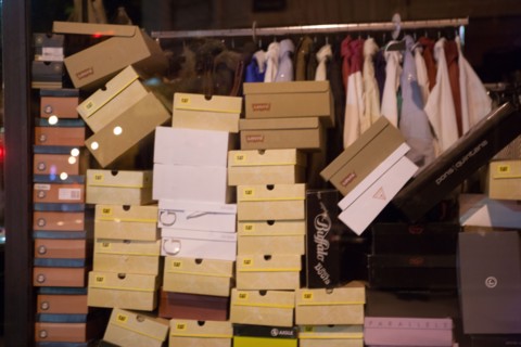 france, ile de france, paris, 14e arrondissement, nuit, matin, rue d'alesia, magasin, cartons entreposes, commerce, vitrine, 
Date : 2011-2012
