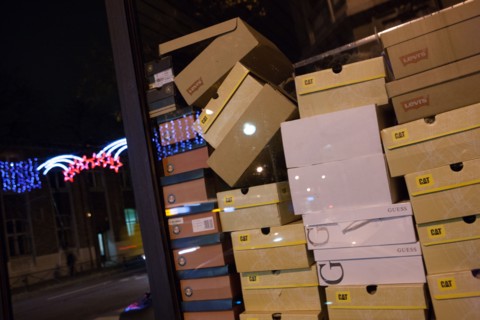 france, ile de france, paris, 14e arrondissement, nuit, matin, rue d'alesia, magasin, cartons entreposes, commerce, vitrine, 

Date : decembre 2012