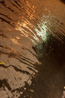 france, ile de france, paris, 14e arrondissement, nuit, matin, eau de nettoyage, flaque, coulures, , 

Date : decembre 2012