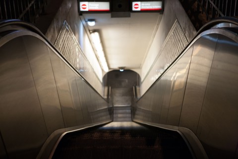 Escalator de la station Mouton-Duvernet à Paris