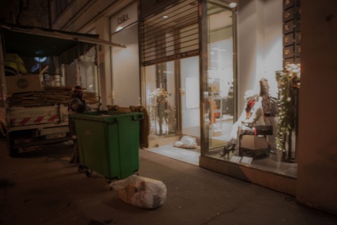 france, ile de france, paris, 14e arrondissement, nuit, matin, avenue du general leclerc, magasin zara, vitrine, eboueurs, recyclage, tri selectif, cartons, nettoyage, environnement, 

Date : decembre...