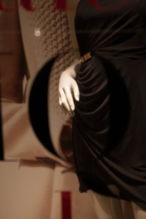 france, ile de france, paris, 14e arrondissement, nuit, matin, avenue du general leclerc, magasin, mannequin, detail, main, 

Date : decembre 2012