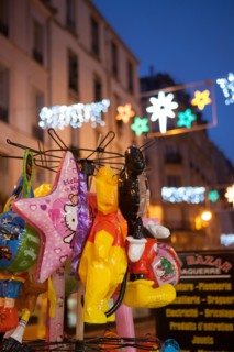 france, ile de france, paris, 14e arrondissement, nuit, matin, rue daguerre, magasin, bazar, ballons, decorations de noel, 

Date : decembre 2012