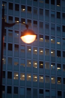 france, ile de france, paris, 14e arrondissement, nuit, matin, avenue du maine, immeuble avec quelques bureaux allumes au petit matin, 

Date : decembre 2012