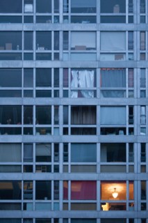 france, ile de france, paris, 14e arrondissement, nuit, matin, rue du commandant mouchotte, facade immeuble avec quelques fenetres allumees au petit matin, 

Date : decembre 2012