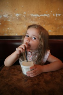France, ile de france, paris, 18e arrondissement, 74 rue des martyrs, bar la fourmi, pigalle, cafe, restaurant, Angele, 
Date : 2011-2012
