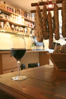France, ile de france, paris 1er arrondissement, 52 rue de l'Arbre Sec, cave epicerie spring, vin, 
Date : 2011-2012