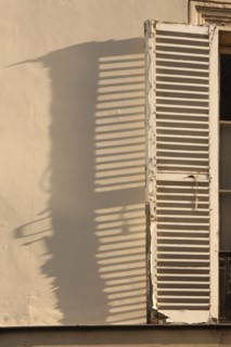 France, ile de france, paris 1er arrondissement, rue du pelican, ombre portee d'un volet sur le mur, 
Date : 2011-2012