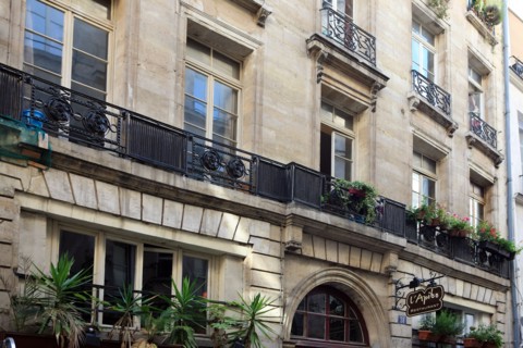 france, region ile de france, paris 2e arrondissement, rue tiquetonne no31, facade immeuble, detail du balcon, ferronnerie, 
Date : 2011-2012