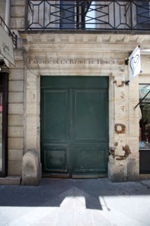 France, ile de france, paris, 2e arrondissement, les halles, rue montorgueil, passage de la reine de hongrie, porte, 
Date : 2011-2012
