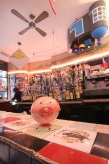 France, ile de france, paris 2e arrondissement, 65 rue montmartre, bar le cafe noir, deco, 
Date : 2011-2012