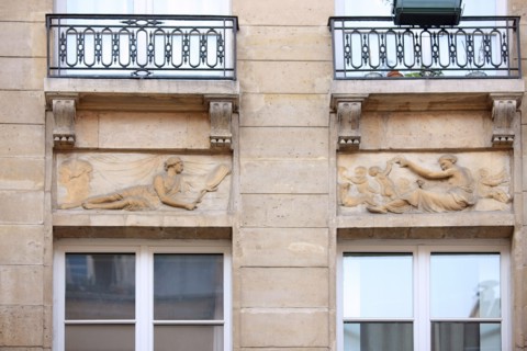France, ile de france, paris 3e arrondissement, le marais, 137 rue vieille du temple, detail de bas reliefs en facade d'un immeuble, sculpture, 
Date : 2011-2012