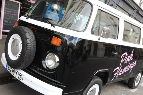 France, ile de france, paris, 3e arrondissement, marais, 105 rue vieille du temple, pizzeria pink flamingo, bio, bus volkswagen, 
Date : 2011-2012