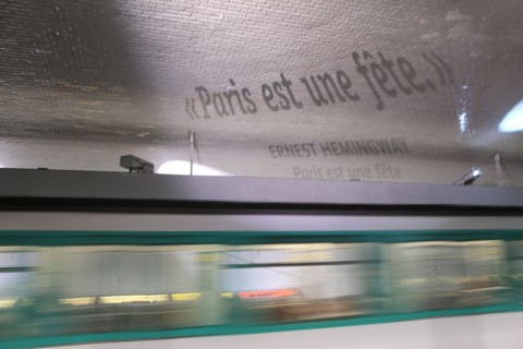 France, ile de france, paris 6e arrondissement, station de metro saint germain des pres, quai, transport urbain, projections murales, litterature, 
Date : 2011-2012