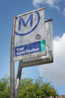 Signalétique du métro Cour Saint-Emilion à Paris