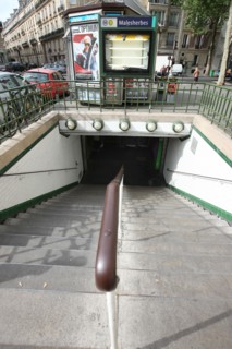 France, ile de france, paris, 17e arrondissement, metro, station malesherbes, place du general catroux, 
Date : 2011-2012