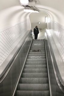 France, ile de france, paris, 18e arrondissement, metro ligne 4, porte de clignanourt, escalator, 
Date : 2011-2012