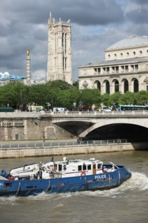 France, ile de france, paris 1er arrondissement, place du chatelet vue depuis la rive d'en face, Seine colonne, theatre de la ville, tour saint jacques, navire de police, 
Date : 2011-2012
