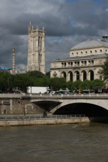 France, ile de france, paris 1er arrondissement, place du chatelet vue depuis la rive d'en face, Seine colonne, theatre de la ville, tour saint jacques, 
Date : 2011-2012