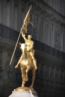 France, ile de france, paris 1er arrondissement, place des pyramides, rue de rivoli, statue equestre de jeanne d'arc .
Date : 2011-2012