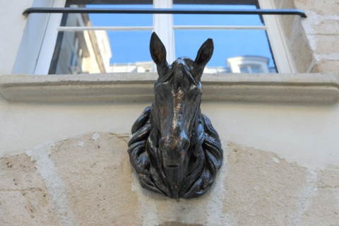 France, ile de france, paris 3e arrondissement, le marais, rue chapon, no22, hotel dorat, tete de cheval et tourelle d'angle, 
Date : 2011-2012