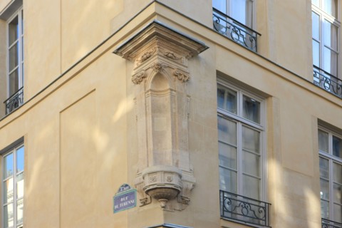 France, ile de france, paris 3e arrondissement, le marais, 58 rue de turenne, angle avec la rue de villehardouin, niche a la vierge, 
Date : 2011-2012
