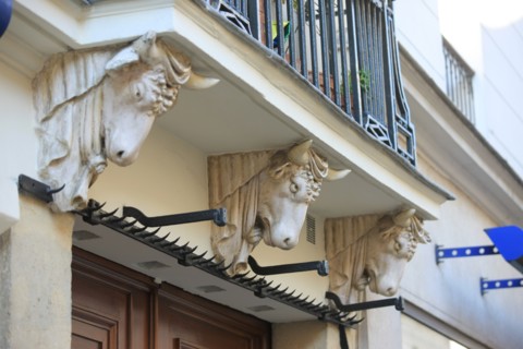 France, ile de france, paris 3e arrondissement, le marais, 67 rue de turenne, detail de tete de taureau soutenant le balcon, facade sur rue, immeuble, 
Date : 2011-2012