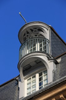 France, ile de france, paris 3e arrondissement, le marais, 79 rue du temple, hotel de montmort, facade sur cour, lucarne a poulie, 
Date : 2011-2012
